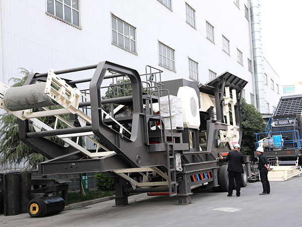 移動(dòng)破碎篩分車(chē)