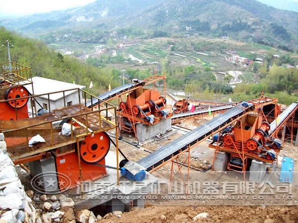 金礦石破碎現場(chǎng)