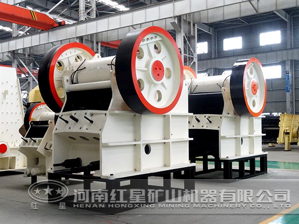 青石顎式破碎機(jī) 青石顎式破碎機(jī)