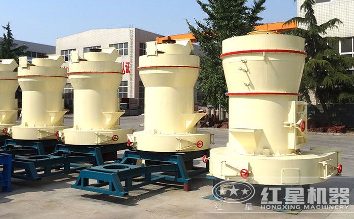 廠區(qū)擺放整齊的小型磨粉機(jī) 廠區(qū)擺放整齊的小型磨粉機(jī)