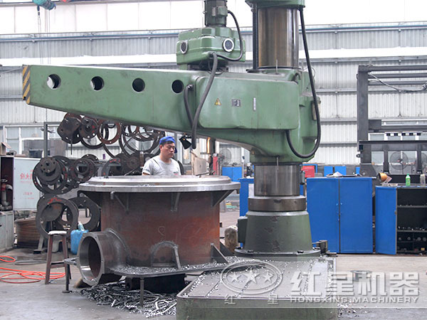 車間認真作業(yè)的技術(shù)人員