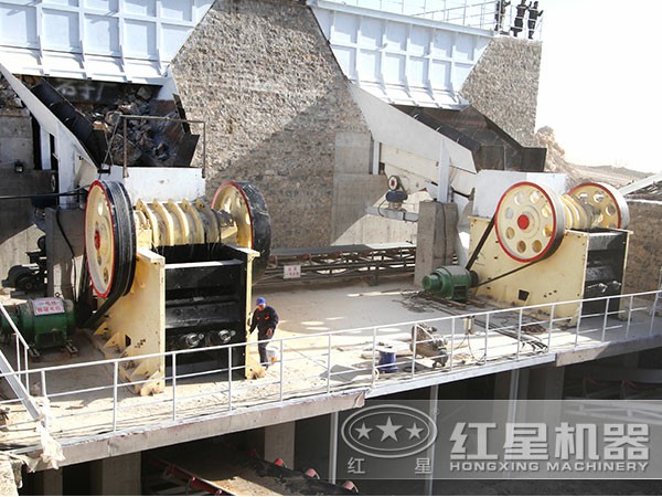 石灰石顎式破碎機作業(yè)現場(chǎng) 石灰石顎式破碎機作業(yè)現場(chǎng)