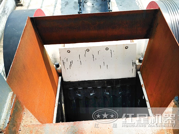 山東鄂式破碎機(jī)作業(yè)現(xiàn)場 山東鄂式破碎機(jī)作業(yè)現(xiàn)場