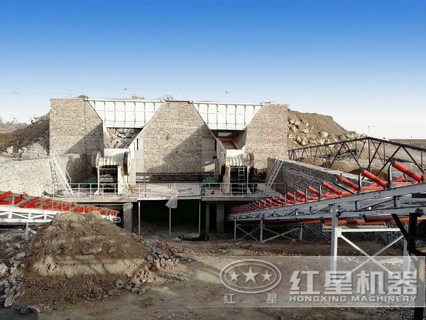 采石場鄂式破碎機(jī)作業(yè)現(xiàn)場 采石場鄂式破碎機(jī)作業(yè)現(xiàn)場