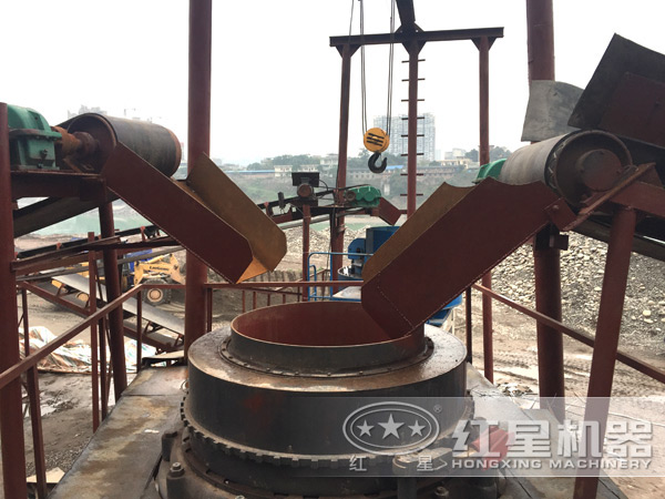 圓錐破碎機進(jìn)料口