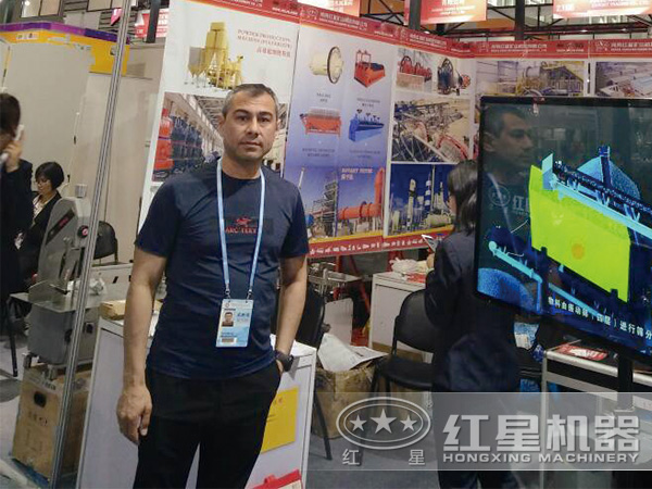 展會(huì )了解設備的客戶(hù)