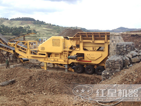 移動(dòng)破碎車作業(yè)現(xiàn)場(chǎng) 移動(dòng)破碎車作業(yè)現(xiàn)場(chǎng)