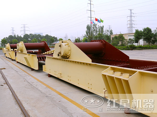 整齊擺放的規格型號不同的振動(dòng)給料機 整齊擺放的規格型號不同的振動(dòng)給料機