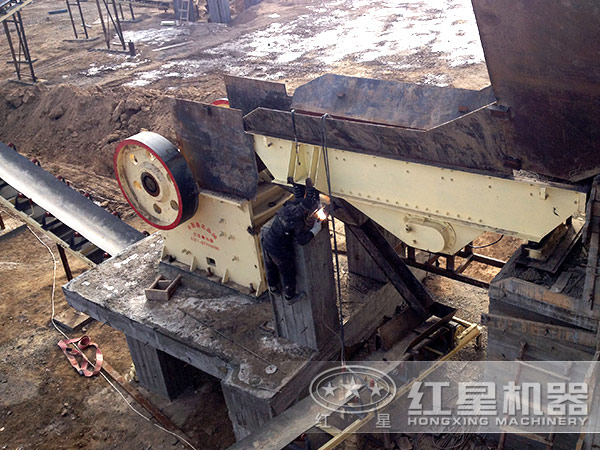 正在調試的振動(dòng)給料機 正在調試的振動(dòng)給料機