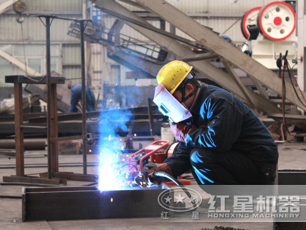 正在加工還未成形的我—車載流動(dòng)粉碎機(jī) 正在加工還未成形的我—車載流動(dòng)粉碎機(jī)