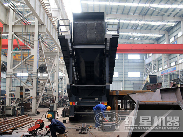 紅星履帶移動破生產(chǎn)車間 紅星履帶移動破生產(chǎn)車間