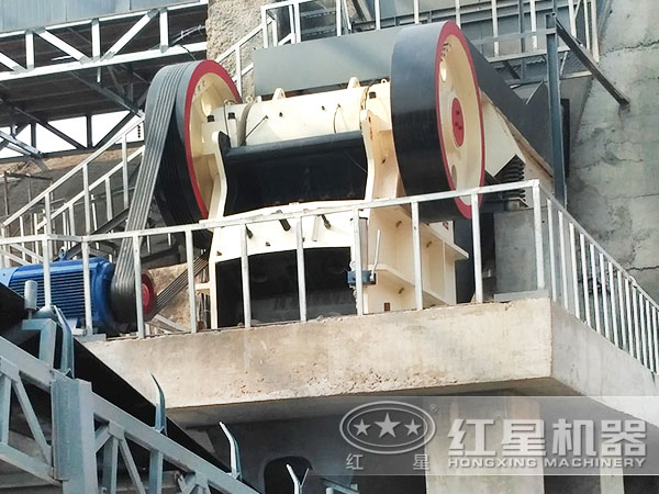 100tph顎式破石機生產(chǎn)現(xiàn)場 100tph顎式破石機生產(chǎn)現(xiàn)場