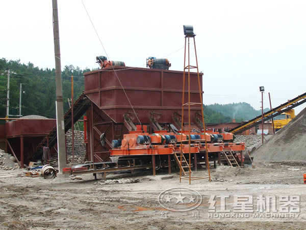 對輥式制砂機作業(yè)現場 對輥式制砂機作業(yè)現場