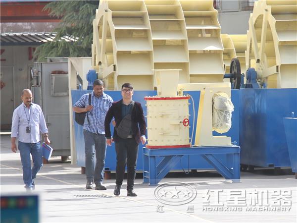來廠參觀、了解洗砂機(jī)的客戶