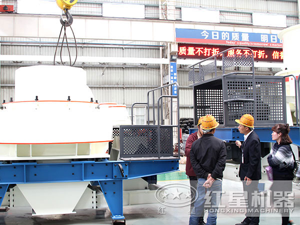 紅星客戶參觀、選購制砂機(jī)現(xiàn)場