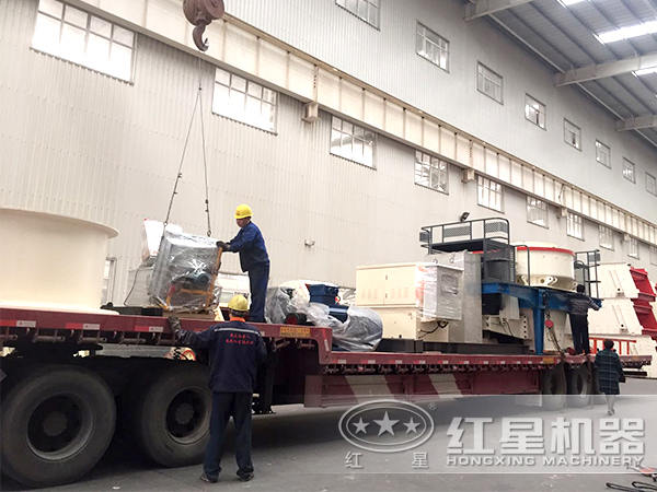 已裝車準(zhǔn)備發(fā)貨的制砂機(jī)設(shè)備 已裝車準(zhǔn)備發(fā)貨的制砂機(jī)設(shè)備