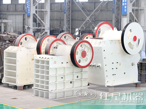 車間擺放的不同類型、型號(hào)的顎破