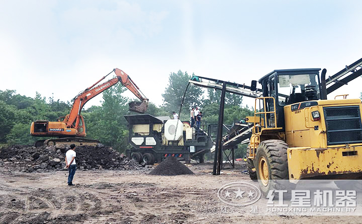 移動式煤矸石制砂機(jī)工作現(xiàn)場