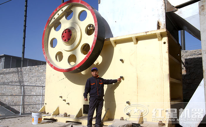 大型碎石機作業(yè)現場(chǎng) 大型碎石機作業(yè)現場(chǎng)