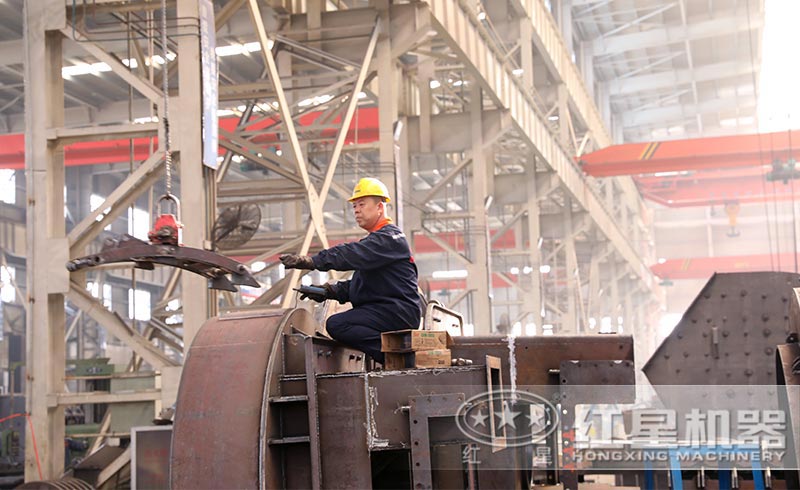 正在生產(chǎn)車(chē)間作業(yè)的技術(shù)人員