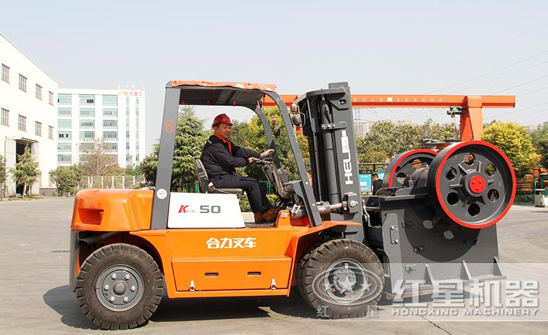 準備裝車(chē)發(fā)貨的砂石破碎機