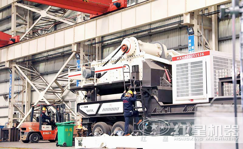 正在車間生產(chǎn)移動破的工人 正在車間生產(chǎn)移動破的工人