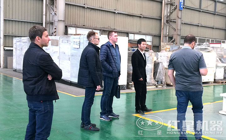 參觀(guān)生產(chǎn)車(chē)間及設備的用戶(hù) 參觀(guān)生產(chǎn)車(chē)間及設備的用戶(hù)