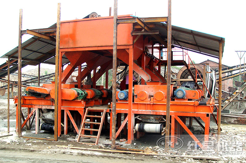 對輥式破碎機客戶(hù)現場(chǎng)