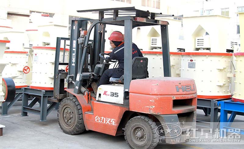 廠(chǎng)區擺放整齊的立式復合破碎機 廠(chǎng)區擺放整齊的立式復合破碎機