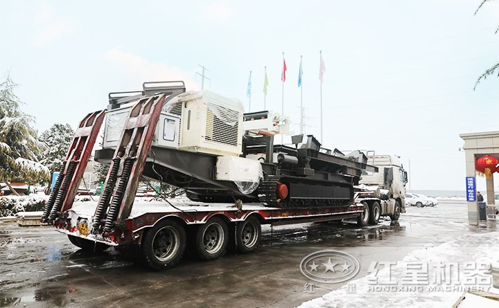 雪后又一臺移動(dòng)破碎車(chē)發(fā)貨了 雪后又一臺移動(dòng)破碎車(chē)發(fā)貨了