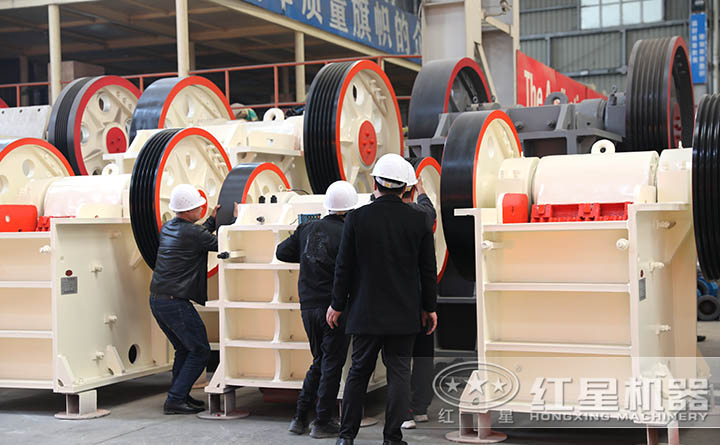 到顎破擺放車(chē)間進(jìn)行參觀的客戶(hù) 到顎破擺放車(chē)間進(jìn)行參觀的客戶(hù)