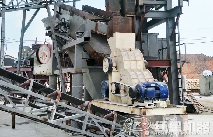 雙級式破碎機碎石現場(chǎng)