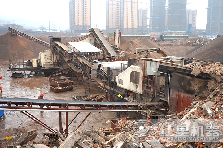 移動(dòng)顎破作業(yè)現場(chǎng)