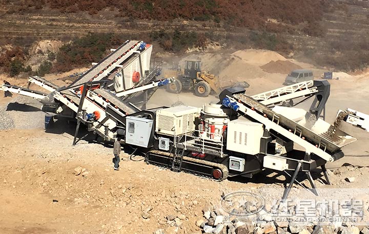 履帶移動(dòng)碎石現場(chǎng)