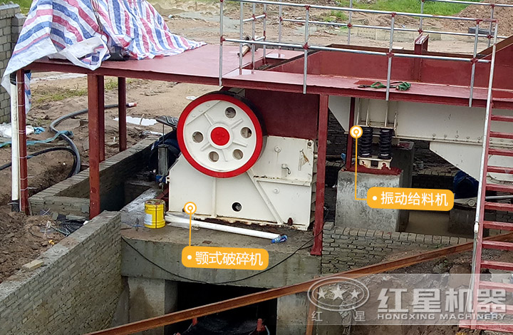 給料機與顎式破碎機作業(yè)現場(chǎng) 給料機與顎式破碎機作業(yè)現場(chǎng)