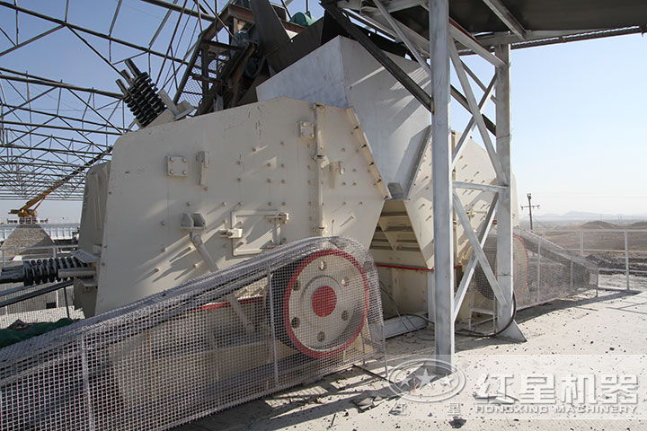 反擊式破碎機現場(chǎng) 反擊式破碎機現場(chǎng)