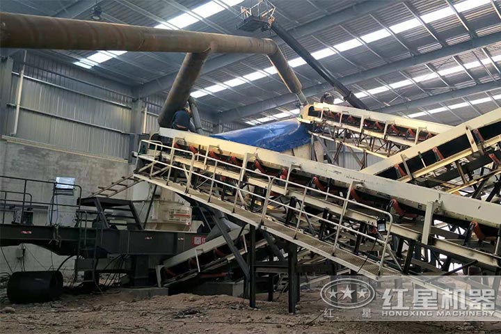 移動小型砂機室內作業(yè)現(xiàn)場 移動小型砂機室內作業(yè)現(xiàn)場