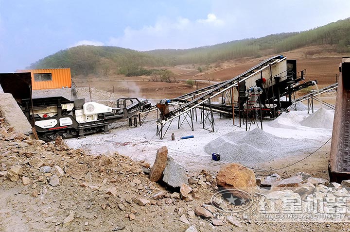 大型流動(dòng)碎石設備現場(chǎng) 大型流動(dòng)碎石設備現場(chǎng)