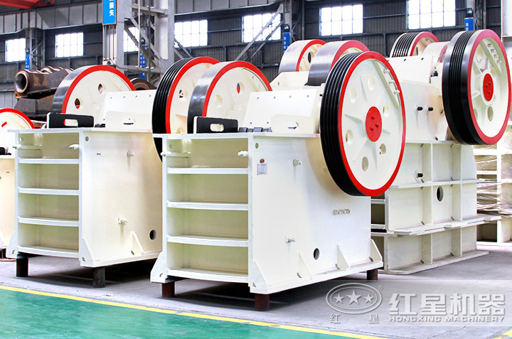 車(chē)間擺放的顎式破碎機