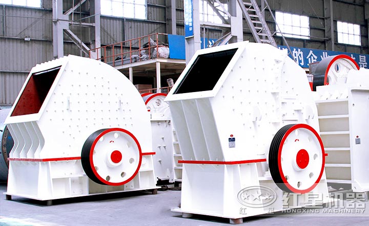 錘式破碎機(jī)內(nèi)有妣條，可直接將物料破碎到能排出的粒度