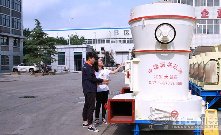 經(jīng)理為客戶介紹磨粉設備 經(jīng)理為客戶介紹磨粉設備