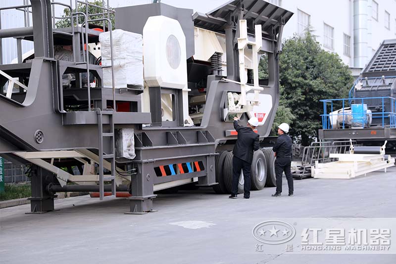 經(jīng)理為來(lái)廠(chǎng)客戶(hù)講解設備 經(jīng)理為來(lái)廠(chǎng)客戶(hù)講解設備