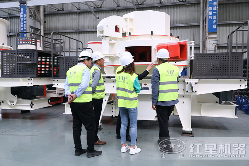 客戶來紅星固定式碎石機(jī)參觀