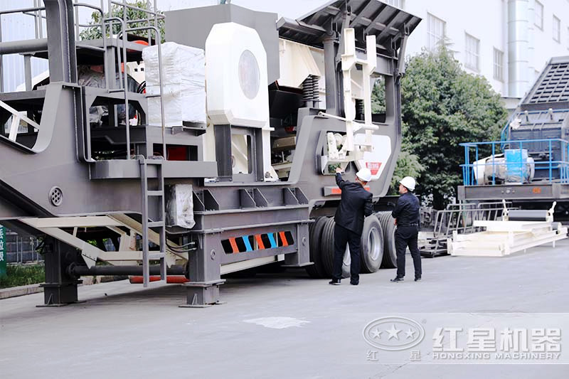 客戶參觀移動式煤矸石制砂機(jī)廠區(qū)，經(jīng)理為其介紹設(shè)備