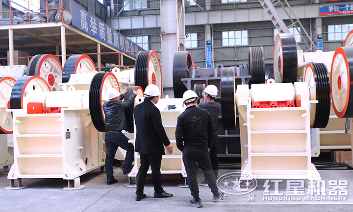 客戶(hù)參觀(guān)紅星碎石機設備廠(chǎng)區