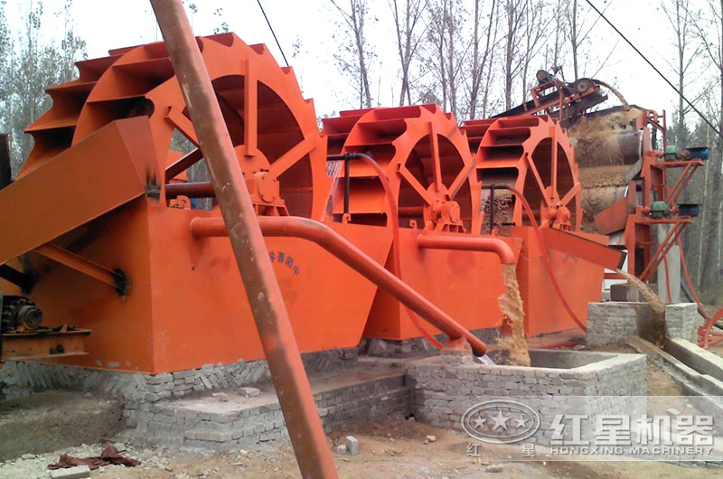 洗砂生產(chǎn)現(xiàn)場(chǎng) 洗砂生產(chǎn)現(xiàn)場(chǎng)