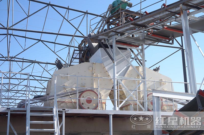 反擊式破碎機(jī)生產(chǎn)現(xiàn)場(chǎng) 反擊式破碎機(jī)生產(chǎn)現(xiàn)場(chǎng)