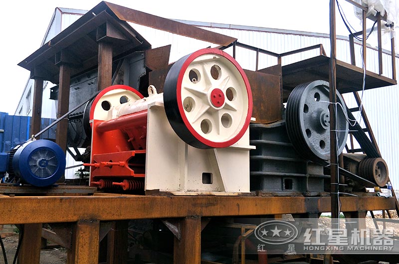 顎式破碎機生產(chǎn)現場(chǎng)
