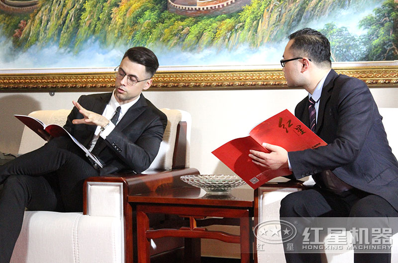 紅星產(chǎn)品經(jīng)理接待來(lái)廠(chǎng)客戶(hù) 紅星產(chǎn)品經(jīng)理接待來(lái)廠(chǎng)客戶(hù)