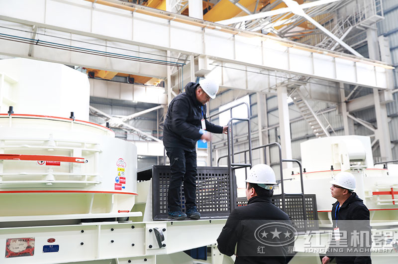 客戶(hù)來(lái)廠(chǎng)考察制砂碎石機設備